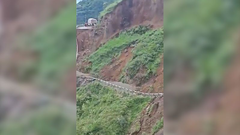 Sesuv půdy v Indii smetl horskou silnici